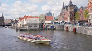 12.03.2024. Amsterdam, Hollanda. Amsterdam 'da güneşli güzel bir gün, kanal manzaralı bir gemi gezisi. Yüksek kalite 4k görüntü