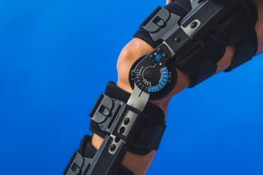 Bacağında açı kontrol cihazı olan bir dizlik yakın çekim, tıbbi konsept. Yüksek kalite fotoğraf