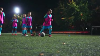 Çocuklar dışarıda futbol oynarlar. Çocuklar futbol maçında gol atıyor, oyuncular için spor eğitimi. Yüksek kalite 4k görüntü