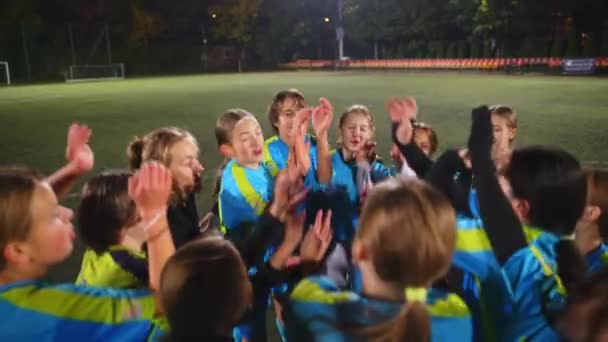Küçük Futbolcu Kız Bayan Antrenörleri Maça Hazırlanıyorlar Pozitifler Yüksek Kalite — Stok video