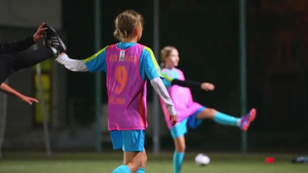 Futbolcu Küçük Kızlar Stadyumda Isınıyor Oynamaya Hazırlanıyorlar Yüksek Kalite Görüntü — Stok video