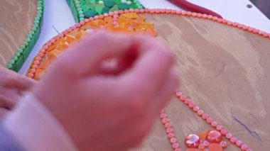 12.03.2024. Amsterdam, Hollanda. İnsanlar geri dönüşümlü cam parçaları yapıyorlar. Sanat atölyesi için geri dönüşüm malzemeleri. Yüksek kalite 4k görüntü