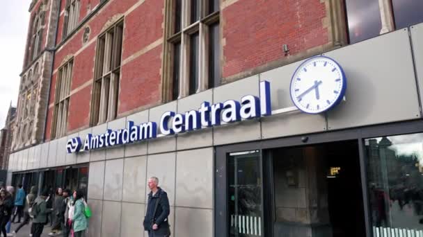 2024 Amsterdam Nizozemsko Vstup Hlavního Nádraží Amsterdamu Mnoho Lidí Kteří — Stock video