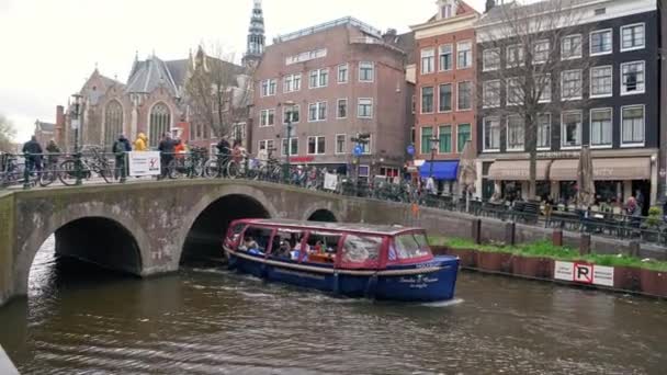 2024 Amsterdam Țările Jos Navă Croazieră Care Navighează Sub Pod — Videoclip de stoc