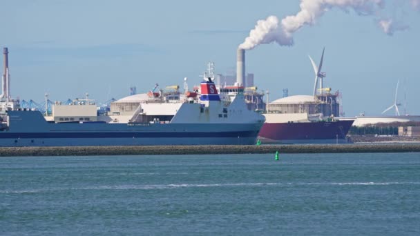 Massiva Fartyg Dockning Vid Maasvlakte Rotterdam Solig Dag Högkvalitativ Film — Stockvideo