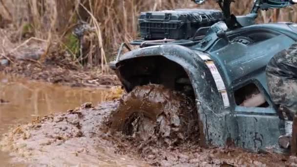 四轮车在泥泞的土路上颠簸 水花四溅 高质量的4K镜头 — 图库视频影像