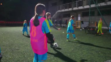 Akşamları futbol antrenmanı yapan Kafkasyalı okul çağındaki kızlar. Akule şampiyonası. Yüksek kalite 4k görüntü