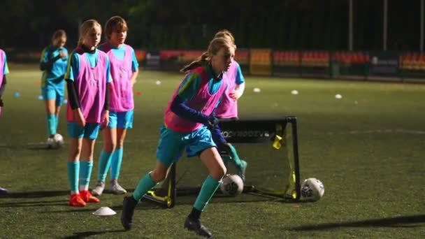 Unga Kaukasiska Flickor Blå Uniformer Som Tränar Fotboll Inför Skolturneringen — Stockvideo