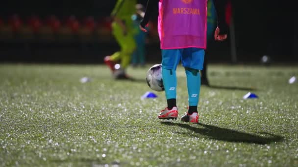 Κοντινή Θέα Ενός Κοριτσιού Που Προπονείται Μια Μπάλα Ποδοσφαίρου Στο — Αρχείο Βίντεο