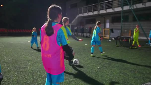学校時代のコーカサス女の子は夕方遅くにサッカーで練習し ツールチャンピオンシップをする 高品質の4K映像 — ストック動画
