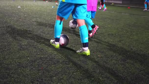Gros Plan Jeunes Filles Uniforme Jouant Foot Dans Stade Images — Video