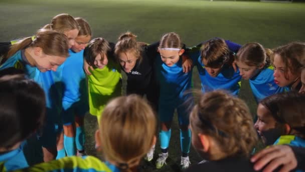 身穿蓝色校服的女足球运动员与教练围成圆圈 讨论比赛的情况 高质量的4K镜头 — 图库视频影像