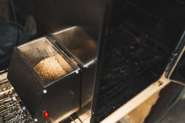 Makinede bir ahır ve yanındaki domuz eti için de bir tütsü evi. Yüksek kalite fotoğraf