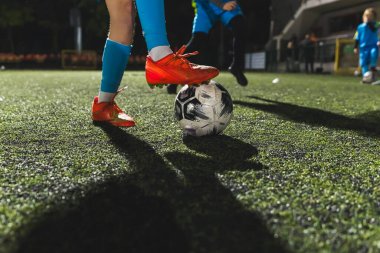 Futbol oyuncusunun topu tutarken yakın plan çekimi. Lider, stadyum, okul müsabakası antrenmanı. Yüksek kalite fotoğraf