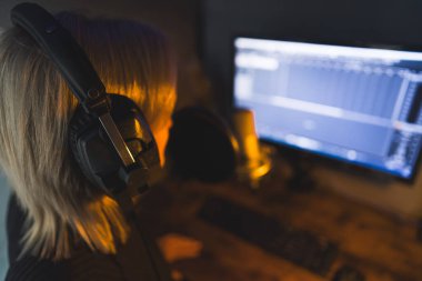 Stüdyoda çalışan bir kadın radyo sunucusu. Yüksek kalite fotoğraf