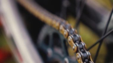 Motosiklet tekerleğinin ön zinciri. Seçici odaklanma. Yüksek kalite 4k görüntü