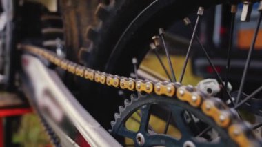 Egzoz boruları olan bir motorsikletin arka zinciri. Zincirin odak noktası motosiklet. Yüksek kalite 4k görüntü