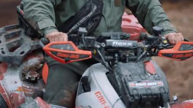 24.02.2024. Gora Kalwaria, Polonya. Çamurlu arazide ATV kullanan biri. Yüksek kalite 4k görüntü