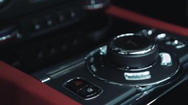 26.03.2024. Varşova, Polonya. Kırmızı çizgileri olan Porsche direksiyon simidinin yakın görüntüsü. Yüksek kalite 4k görüntü