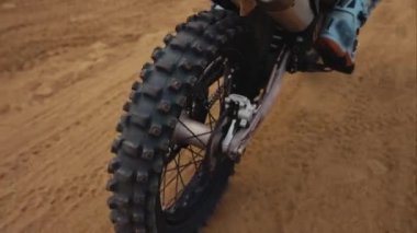 Bir off-road deneme motosiklet lastiğinin yakın görüntüsü bir kır yolunda, off-road denemesi. Yüksek kalite 4k görüntü