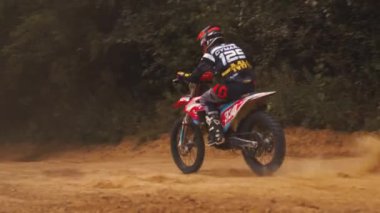 Olağanüstü motosiklet sürüşü. Kırsal kesimde yarışçı, off-road deneme yarışması. Yüksek kalite 4k görüntü