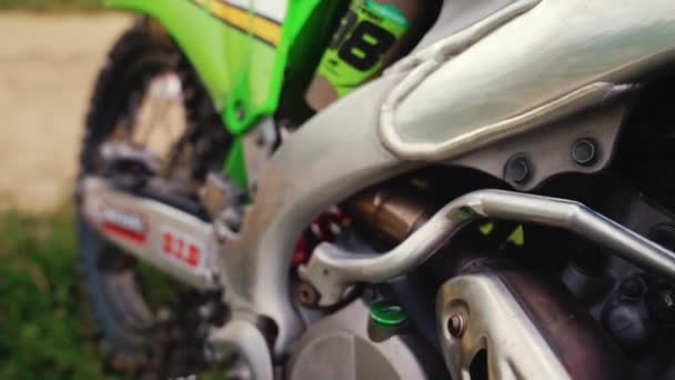 Vedere Aproape Unui Design Motocicletă Verde Strălucitor Parcat Iarbă Înregistrare — Videoclip de stoc