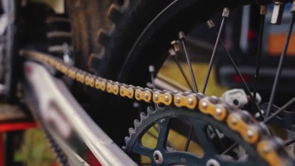 Egzoz Boruları Olan Bir Motorsikletin Arka Zinciri Zincirin Odak Noktası — Stok video