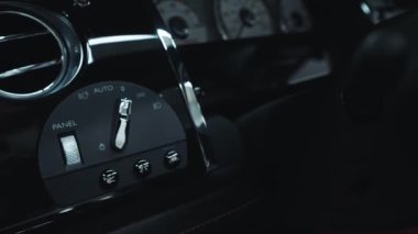 26.03.2024. Varşova, Polonya. Rolls Royce 'un iç mekanı, direksiyon ve gösterge panelinin yakın görüntüsü. Yüksek kalite 4k görüntü