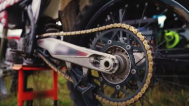 Arka tekerlekte motosiklet zinciri, modern otomobil taşıma teknolojisi veya çevre konsepti. Yüksek kalite 4k görüntü