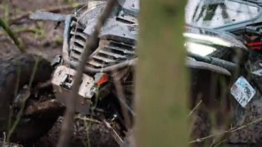 24.02.2024. Gora Kalwaria. Dağların arasında bir kamyonet. Çamur, ıslak çamur veya kilden oluşan bir alandan geçmektir. Yüksek kalite 4k görüntü