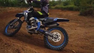 Dağ yolunda off-road motosikleti süren bir adamın arka görüntüsü. Yüksek kalite 4k görüntü