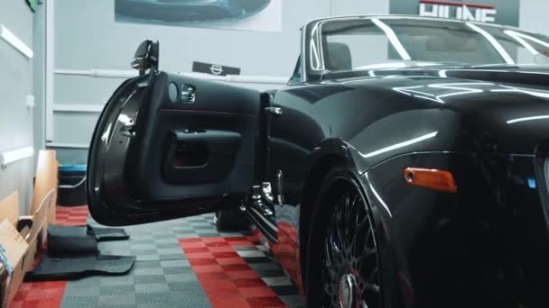 自动变速器跑车 用现代技术的豪华设计打开前门 展示室 高质量的4K镜头 — 图库视频影像