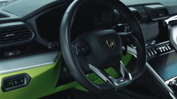 2024 Varšava Polsko Detailní Pohled Zelený Lamborghini Volant Showroomu Vysoce — Stock video