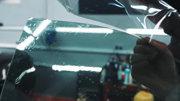 Installation Von Strahlfolie Auf Einer Autoscheibe Showroom Hochwertiges Filmmaterial — Stockvideo