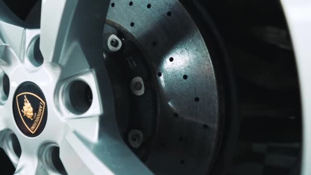 2024 波兰华沙 兰博基尼轮有轮胎 制动盘有绿色制动器口径和标志 高质量的4K镜头 — 图库视频影像