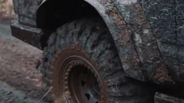24.02.2024. Gora Kalwaria, Polonya. Offroad aracı dağ yolunda gidiyor. Jeep bir su birikintisine çarptı ve bir toz püskürtüsü aldı. Dağ yolunda off-road yolculuğu. Yüksek kalite 4k görüntü