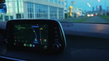 Bir arabanın GPS sistemine yakından bakmak ve ona yardım ederek sürmek, şehir sürüşü. Yüksek kalite 4k görüntü