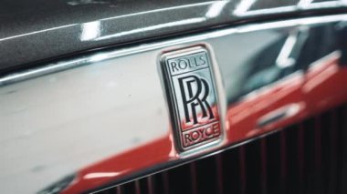 26.03.2024. Varşova, Polonya. Çok pahalı bir Rolls Royce Phantom arabasının ecstasy 'nin amblemi. Yüksek kalite 4k görüntü