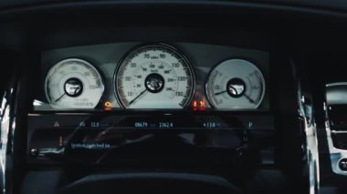 Bir arabanın hız göstergesi, yakın plan. Siyah lüks bir arabanın ayrıntıları ve içi. Yüksek kalite 4k görüntü