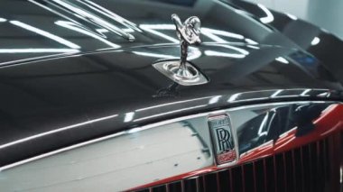 26.03.2024. Varşova, Polonya. Ecstasy 'nin Ruhu Rolls-Royce otomotiv ikonu yepyeni bir Fantom modelinin kaputunda. Yüksek kalite 4k görüntü