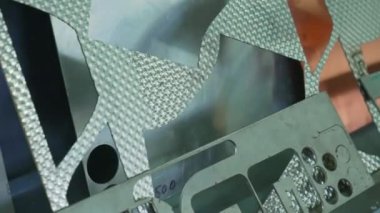 Lazer kesme makinesinden sonra metal atığı. Paslı çelik parçası. Yüksek kalite 4k görüntü