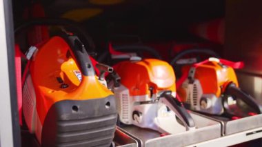 İtfaiye arabasının içindeki ekipmanların yan görüntüsü. Kapakları açık itfaiye aracı kurtarma ekipmanlarını gösteriyor. Yüksek kalite 4k görüntü