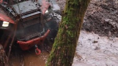 Çamurlu arazide, off-road denemeleri yapan bir ATV. Yüksek kalite 4k görüntü