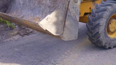 İnşaat alanında çalışma süreci. Traktör kovası yaklaş. Yüksek kalite 4k görüntü