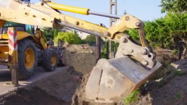 Traktör kovası yakın plan. Kazıcı küreğin ağır metal dişleri. Kepçe ekipmanları. Makine inşaatı. Sanayi konsepti. Tüketilebilir malzeme. Kazı aletleri. Araç eklentileri. Yüksek kalite 4k