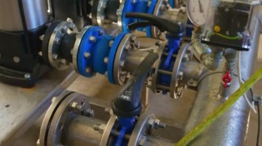 Su pompasının, vanaların, basınç göstergelerinin, makine dairesinin içindeki motorların endüstriyel içleri. Endüstriyel bir odada valf ve pompalar. Kentsel modern güçlü boru hatları ve pompalar, otomatik kontrol sistemleri. Yüksek