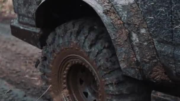 2024 Gora Kalwaria 越野车在山路上行驶 吉普撞上了一个水坑 捡起了一缕尘土 越野旅行在山路上 高质量的4K镜头 — 图库视频影像