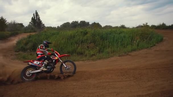 Profesionální Motokrosový Motocyklový Jezdec Jezdí Silnici Vysoce Kvalitní Záběry — Stock video