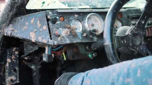 一个司机在车里的特写镜头 越野赛 道路探险 探险旅行 远征越野者 高质量的4K镜头 — 图库视频影像