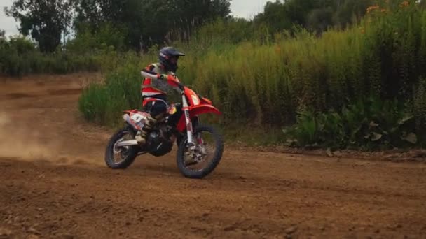 Junger Mann Übt Motorradfahren Biker Aktion Hochwertiges Filmmaterial — Stockvideo
